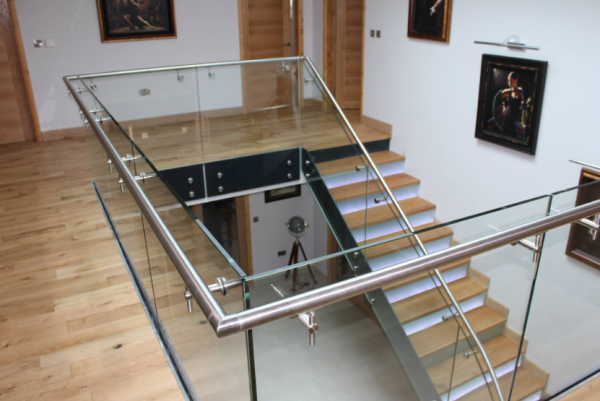 Tangga berlapis kaca dengan tumpuan stainless steel